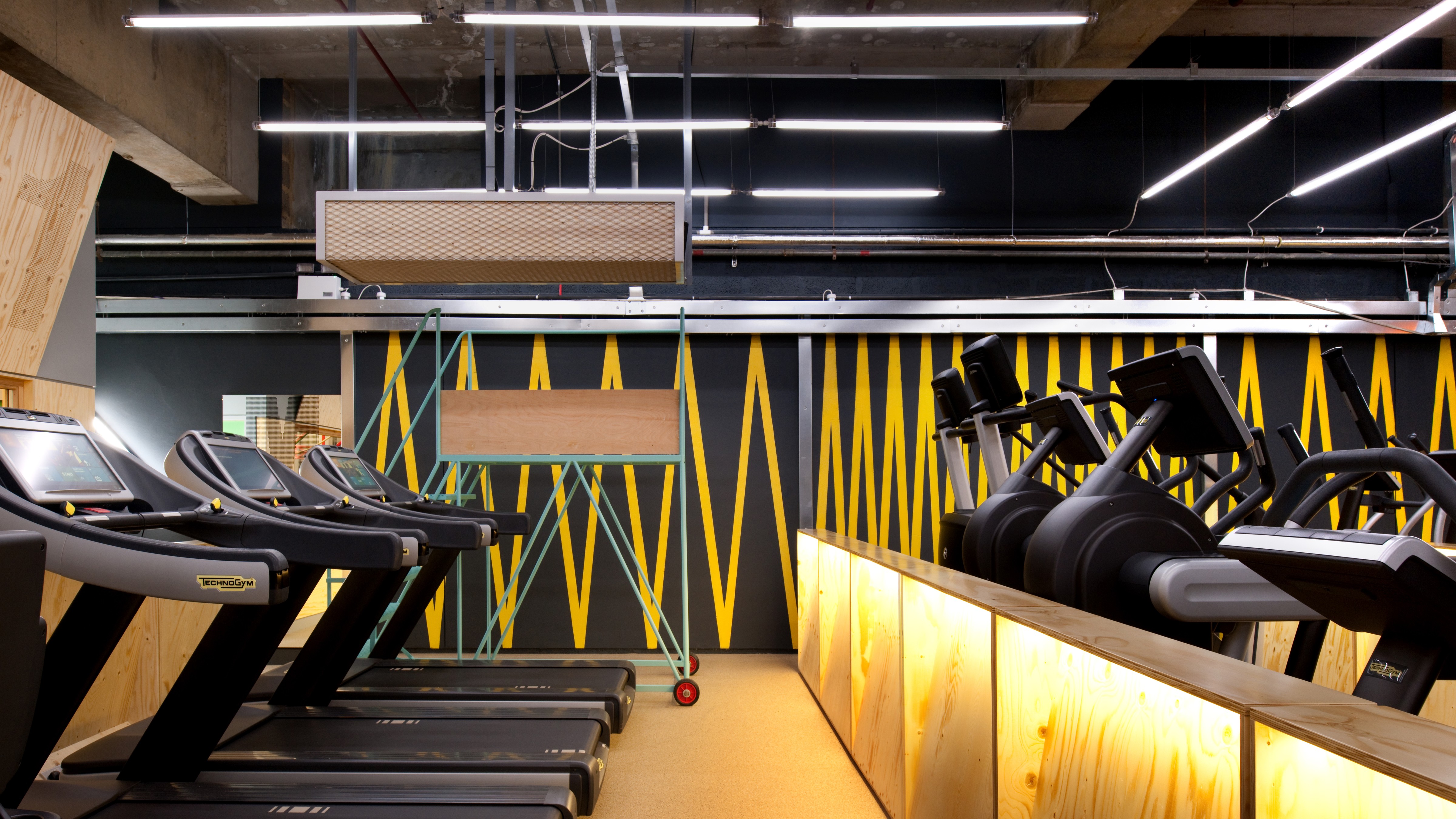 St gym. Потолок в фитнес центре. Лондон фитнес gymbox. Референсы Gym Street. Gym Space реклама.